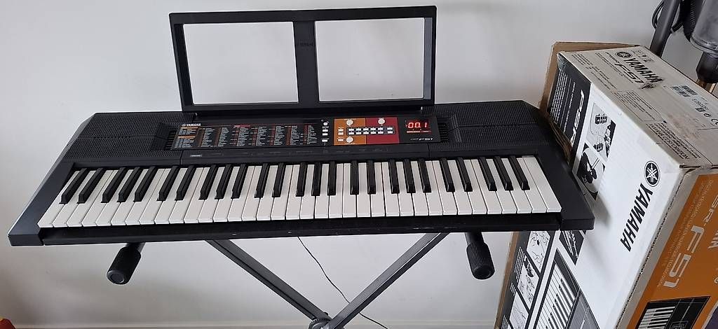 Musikinstrumente: Pianola Yamaha F51 con supporto – Gebraucht aus Davesco-Soragno von che_6rwb
