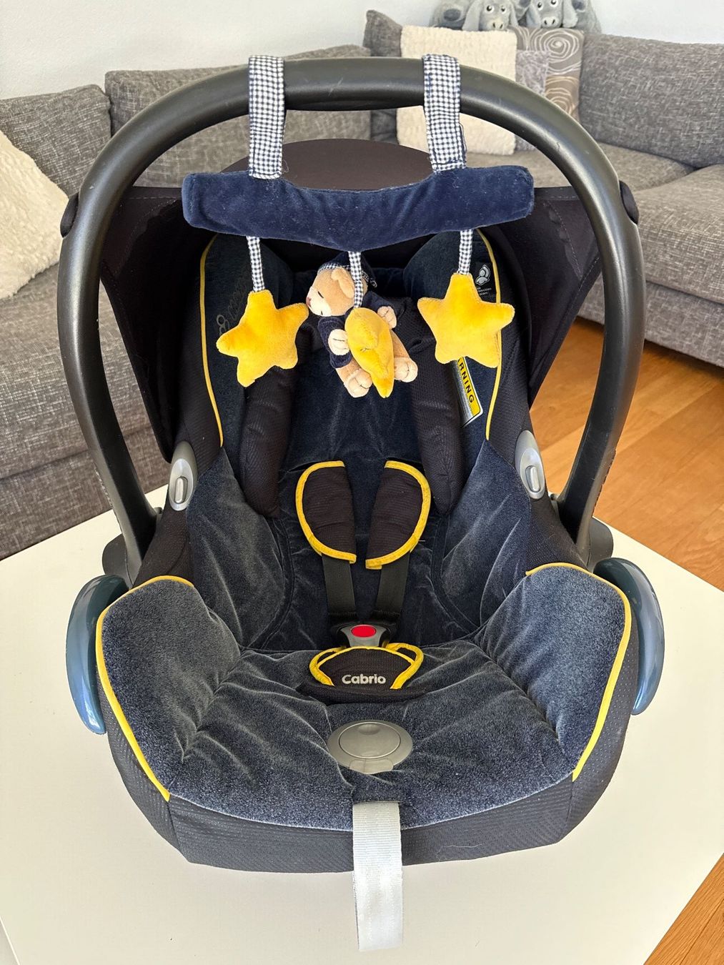 Maxi-Cosi Seggiolini per auto: Babyschale Maxi Cosi Cabrio, edler dunkelblauer Samt – Usato da Hägendorf venduto da ama_71