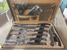 Coffret 8 couteaux + 12 couverts à viande  neuf