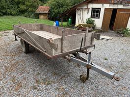 Landwirtschaftlicher Anhänger mit Holzbrücke
