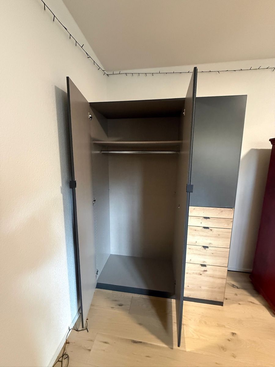 Armadi: Kleiderschrank Anthrazit-Metallic & Eiche-Optik – Usato da Bern venduto da Annikbe 1