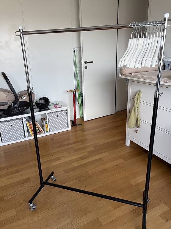 Guardaroba: Kleiderständer inkl. Kleiderbügel – Usato da Luzern venduto da Kimja123