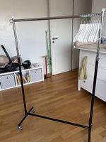 Kleiderständer inkl. Kleiderbügel