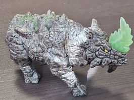 Fantasy Figur graues Nashorn mit Blatt horn 