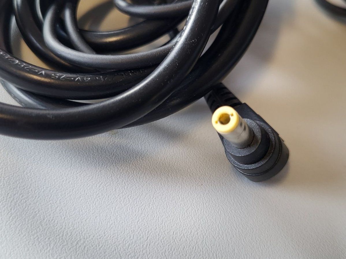 Unità & Adattatore: Fujitsu Limited AC Adapter A12-065n2a, 19V – Usato da Rümlang venduto da Greenliff 1