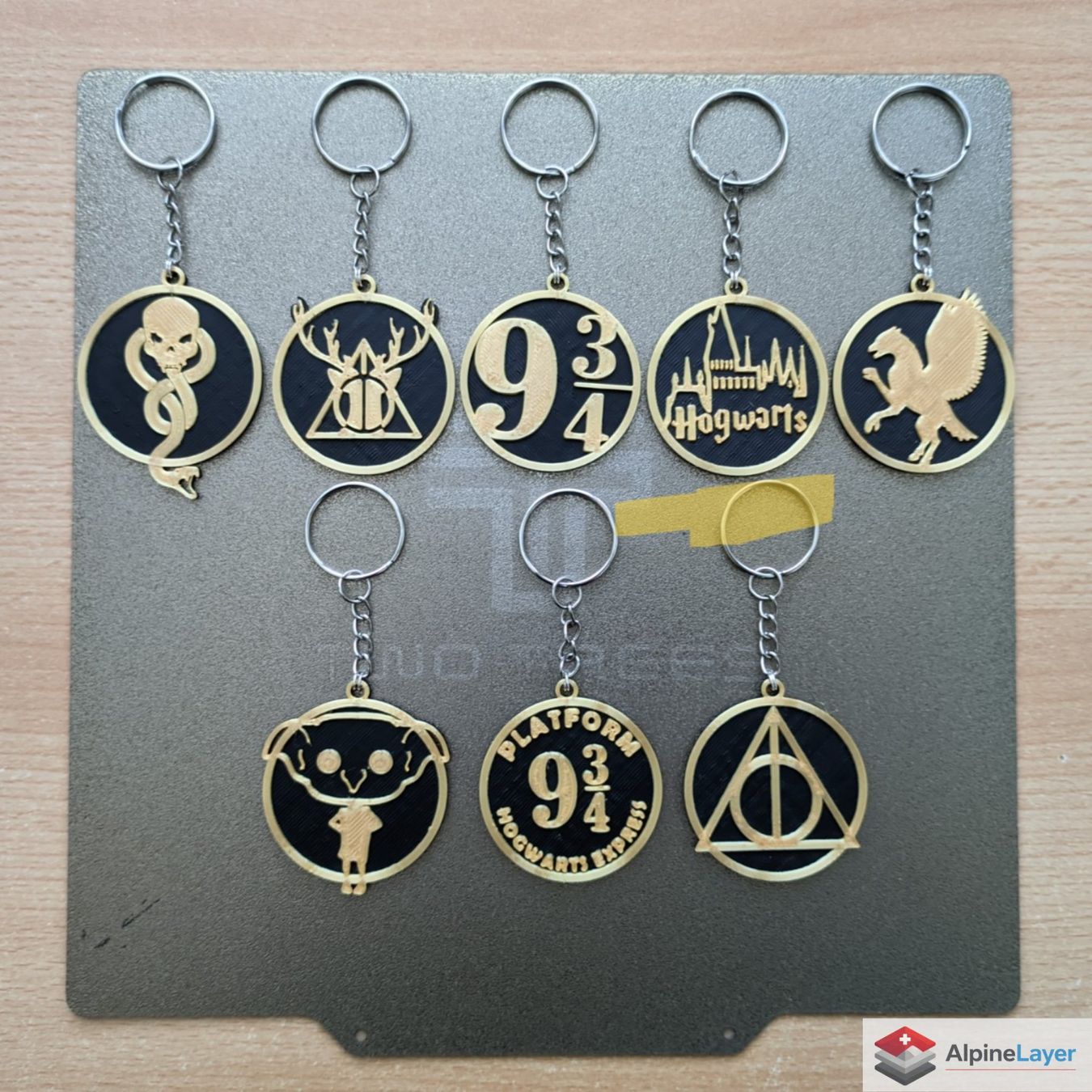 Portachiavi: Hogwarts Crest Keychain Black Gold 3D Printed – Nuovo (secondo la descrizione) da Losone venduto da AlpineLayer