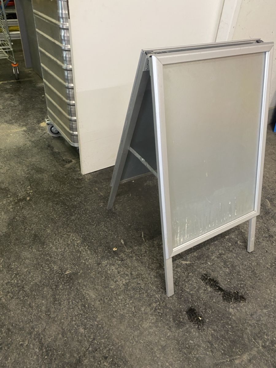 Ladenausstattungen & Messebau: Kundenstopper ab 1.- – Gebraucht aus Wabern von HK-Design