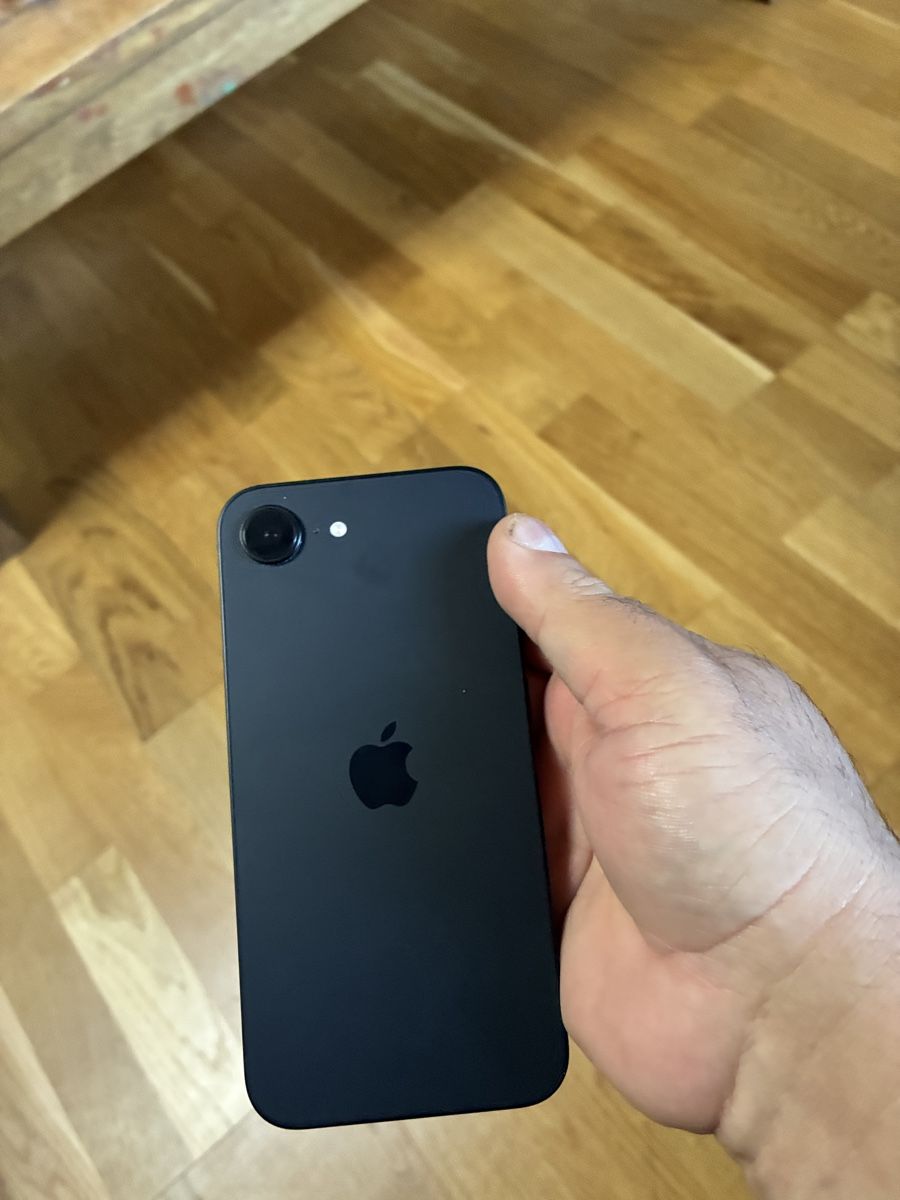 Apple Telefoni cellulari / Smartphones: Apple iPhone 16e Schwarz 128GB gebraucht – Usato da Radelfingen venduto da The65KurixMen 6