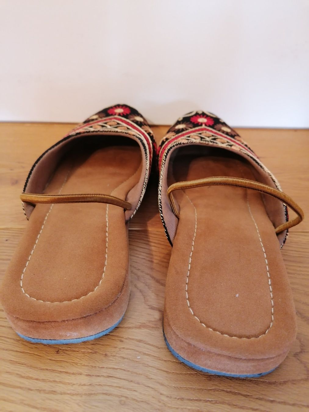 Scarpe da donna: Bestickte Stoffschuhe NEU – Nuovo (secondo la descrizione) da Marbach LU venduto da BitsAndBobs 3