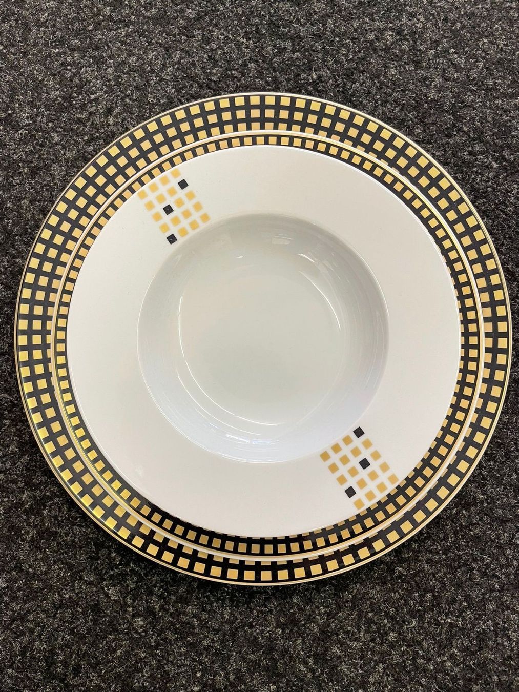 Services de table: Porzellan Geschirrset "Iris" 97-teilig – Neuf avec emballage d'origine à Reinach AG par evimshop 2