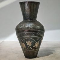 Ancien vase Indo-persan en acier damasquiné d'argent. Iran
