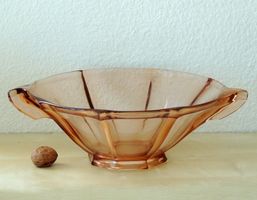 Coupe art déco en verre pressé rose saumoné, Stölzle, 1930s