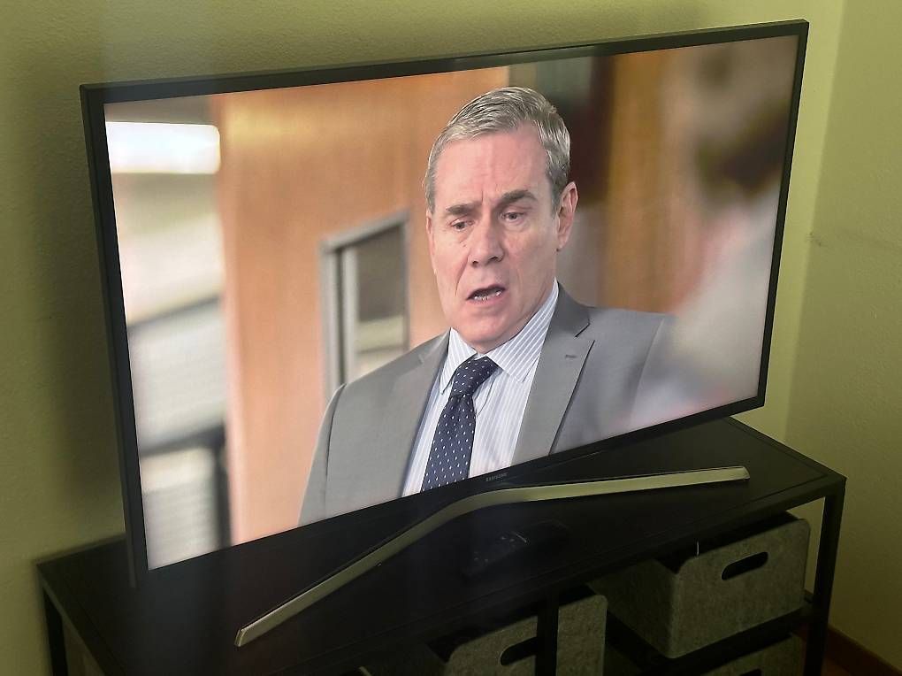 Televisori: Samsung   TV 4K UHD 40" avec télécommande – Usato da Genève venduto da yad_6kwg