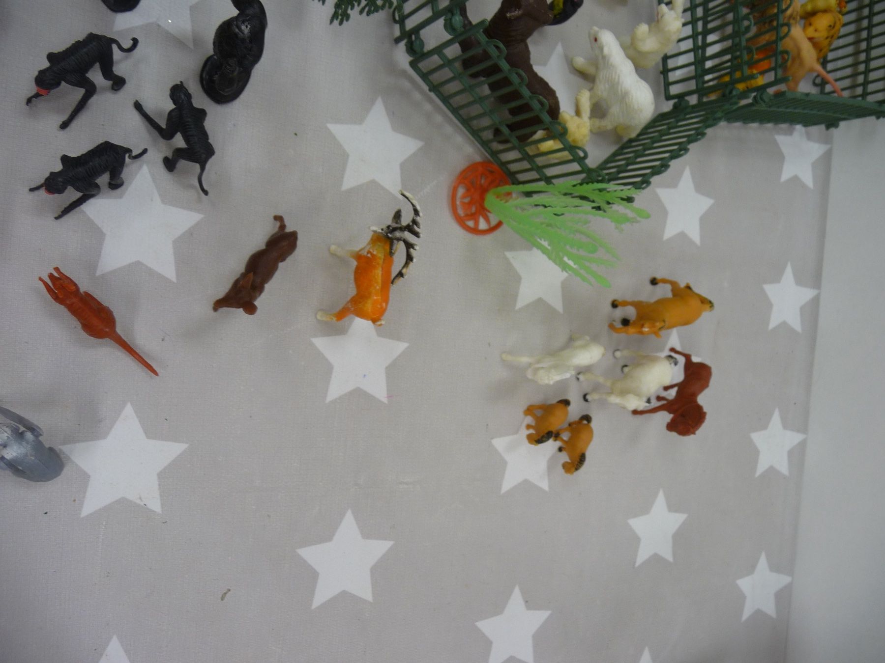 Statuette: alte Plastikfiguren evtl. Ü-Ei Figuren? – Usato da Rafz venduto da Powacaddy 7
