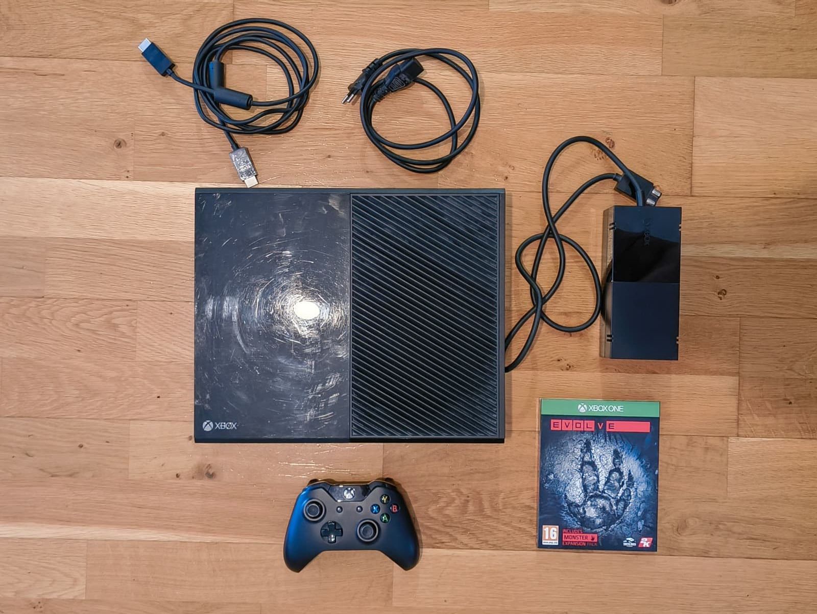 Microsoft Konsolen: Xbox One + manette + Evolve + alimentation & câbles – Gebraucht aus Aigle von argonath1988