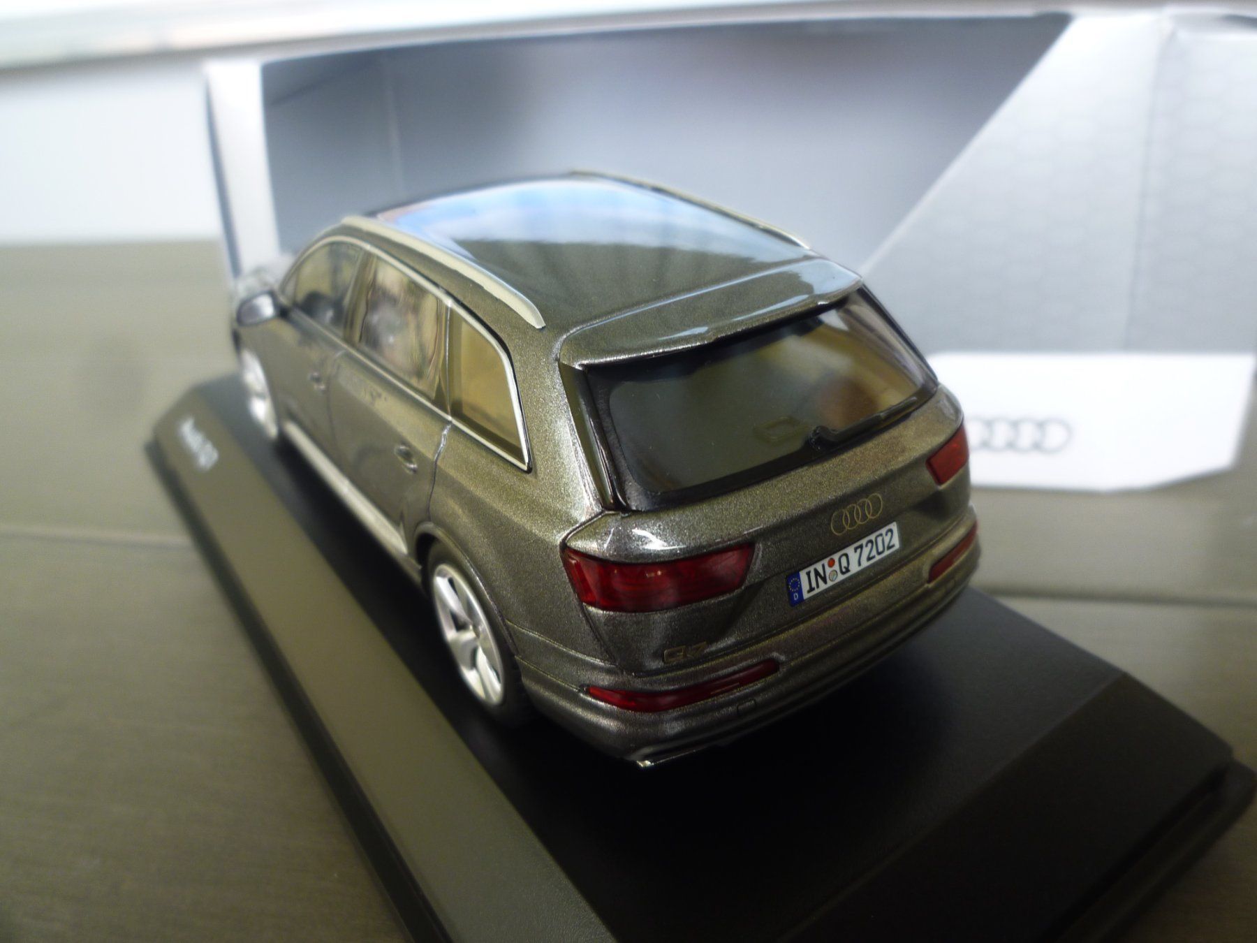 Audi Modellini d'auto: Audi Q7 – Nuovo e nell'imballaggio originale da Flawil venduto da Imperiosud 3