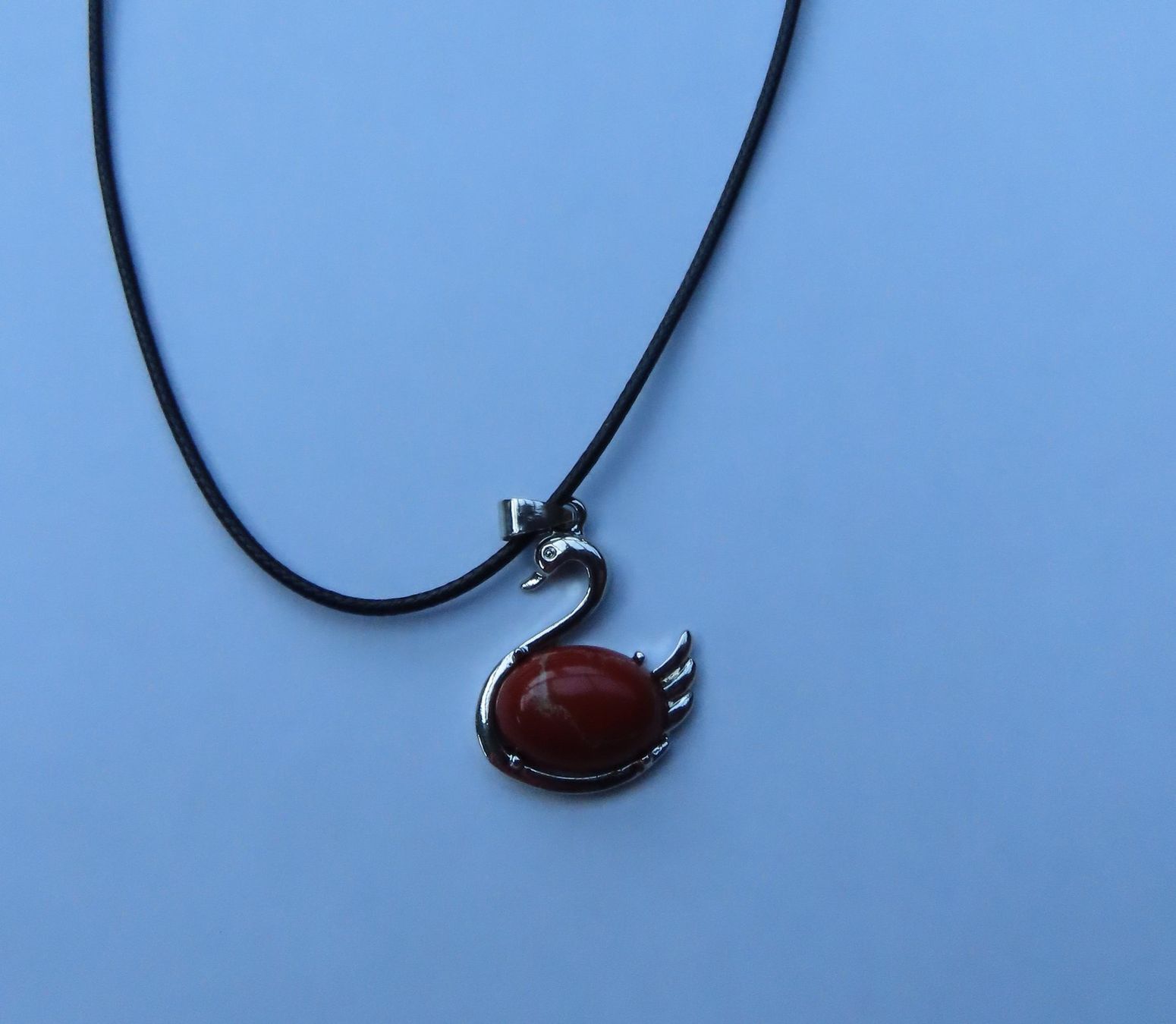 Colliers: Collier Cygne Jaspe Rouge - Élégance, neuf – Neuf avec emballage d'origine à Troistorrents par Marion70 1