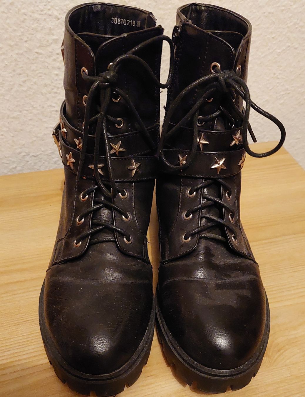 Damenschuhe: Robuste coole Winter Boots mit Sternen Punk, Gr. 38 – Gebraucht aus Oberwil BL von Hunajakakku 2