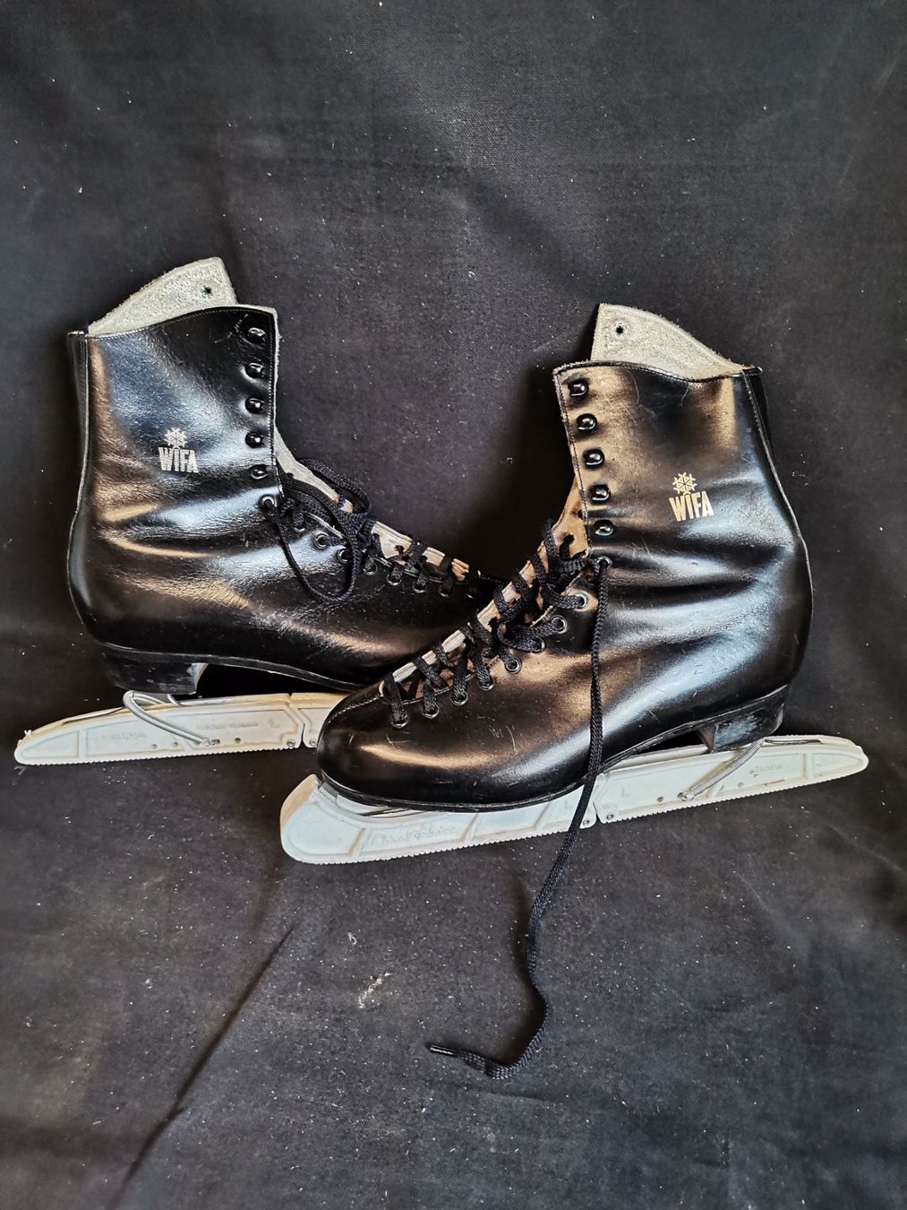Pattini da ghiaccio: Wifa Eislaufschuhe, Vintage Eislaufschuhe, Schlittschuhe Led – Usato da Wiedlisbach venduto da materialkreislauf