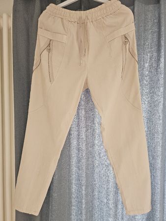 Leichte Hose in Beige mit Zippertaschen, Grösse UNI  (M/L)