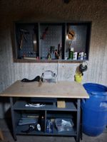 Etabli et une armoire suspendue