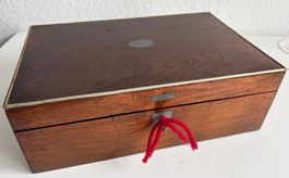 Schatulle Holzschachtel abschliessbar mit Schild H. K.