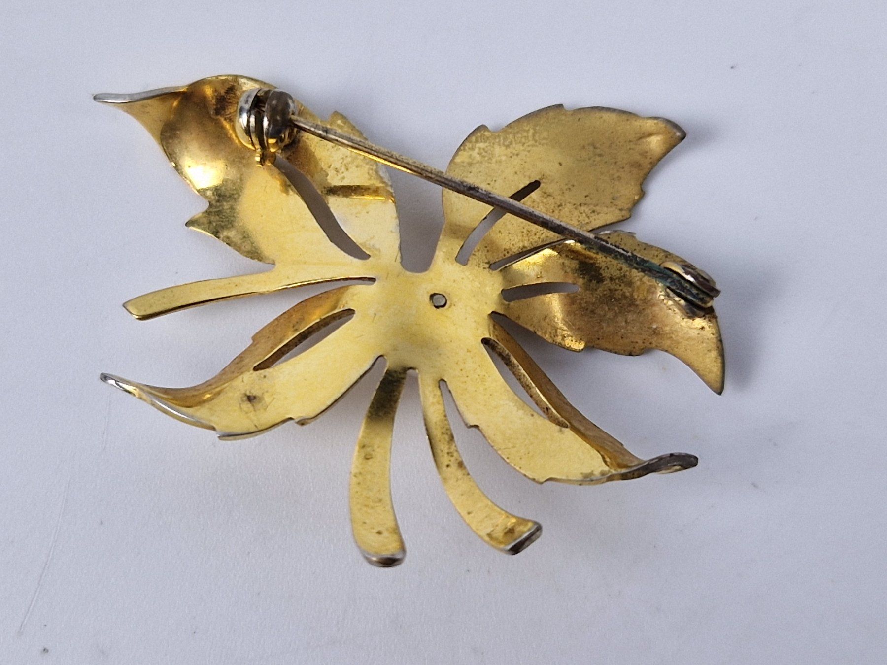 Spille & Fermagli: Goldene Blumenbrosche mit Perle – Usato da Muhen venduto da Restwert_Muhen 1