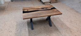 Couchtisch Salontisch aus schweizer Nussbaumholz Epoxidharz