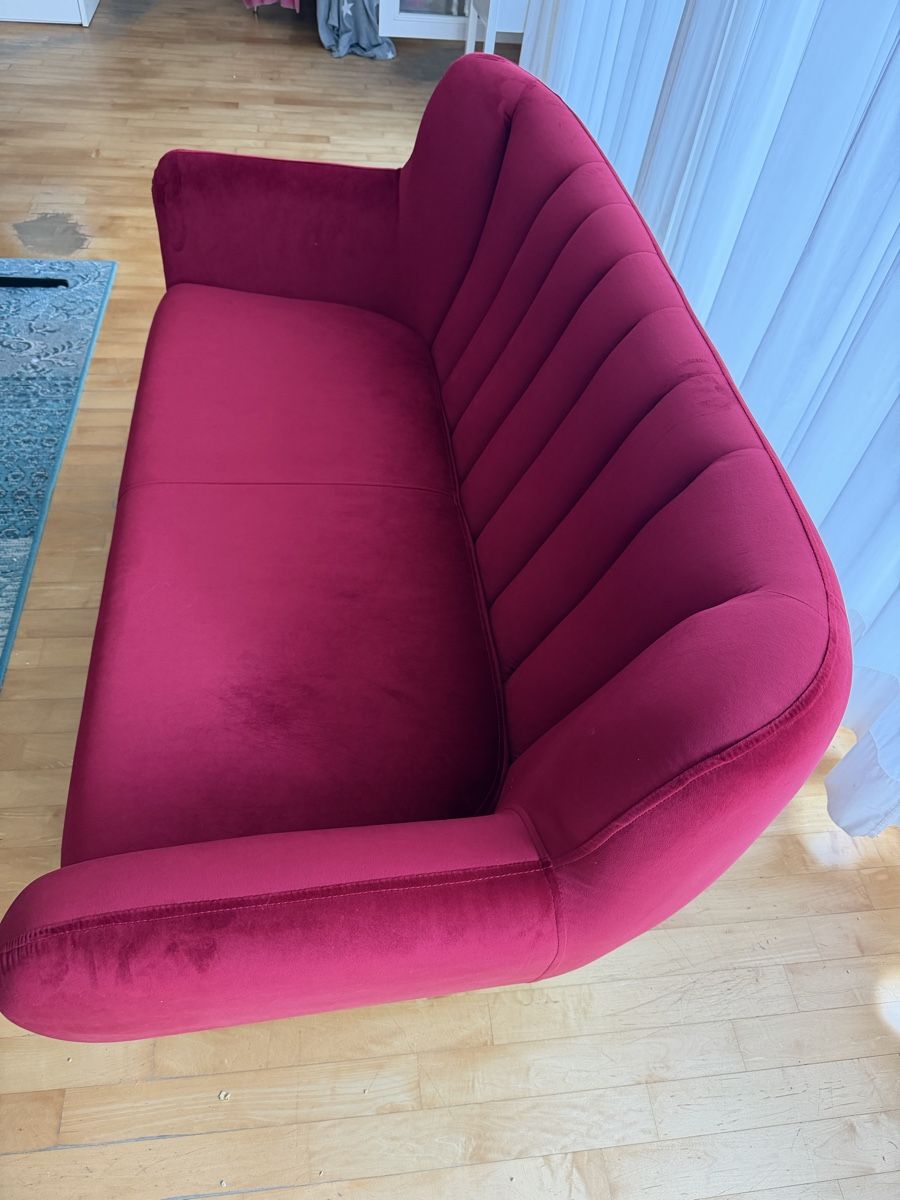Sofas: rote Couch aus Samt – Neu (gemäss Beschreibung) aus Bassersdorf von lan_6xhw 1