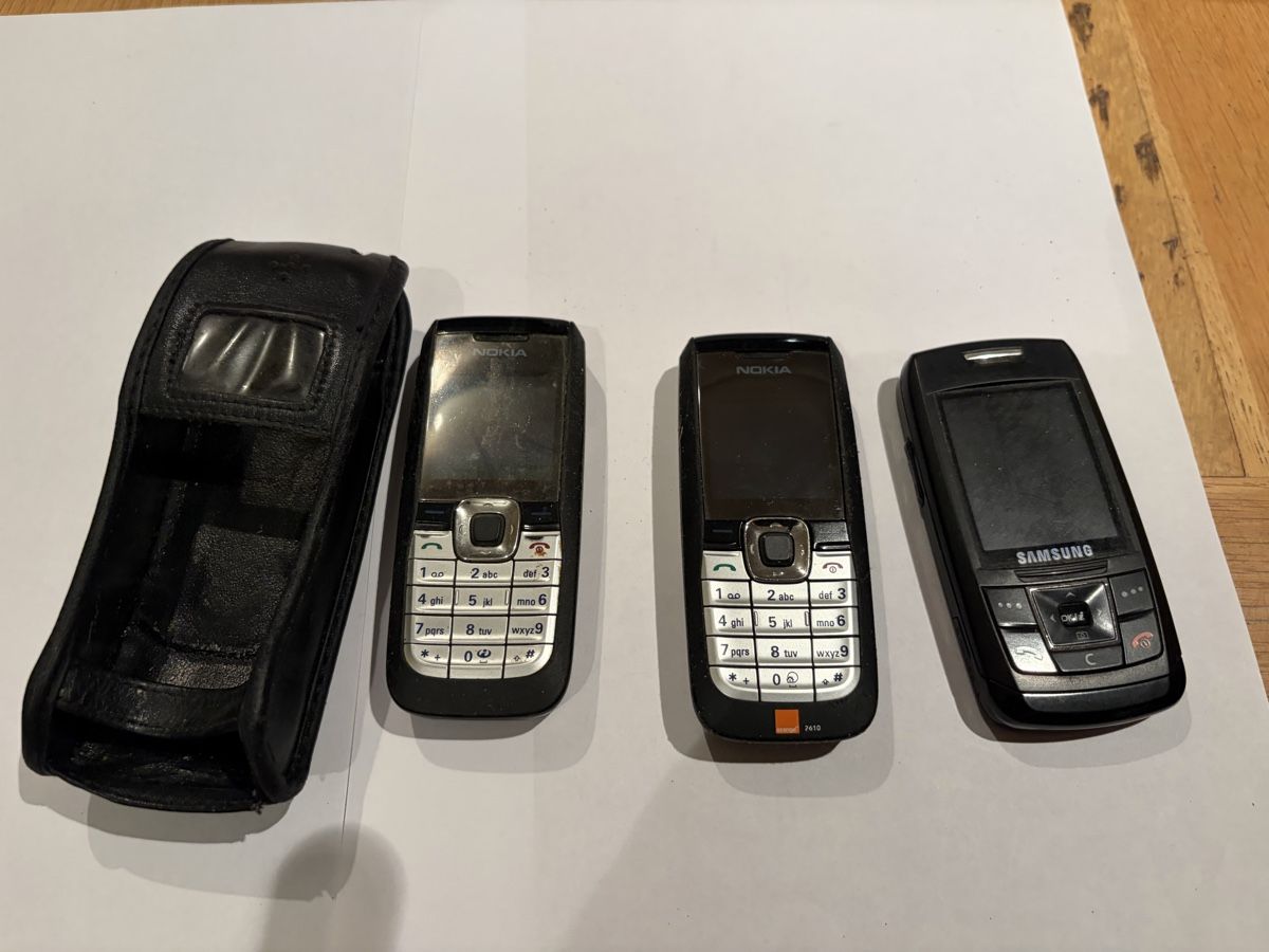 Telefoni cellulari / Smartphones: Natel 3 pièces  – Usato da Echallens venduto da JAR69 2