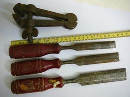 Kleinst schraubstock mit 3 Stechbeitel altes Werkzeug Set
