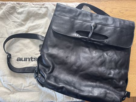 Aunts & Uncles, schwarzer Lederrucksack
