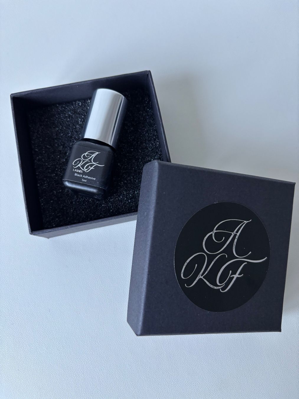 Make-up: AKF Lashes - professional black adhesive, 5ml – Nuovo e nell'imballaggio originale da Collombey venduto da Cards07 3