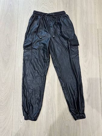 Joli pantalon cargo sarouel simili cuir noir taille S 36