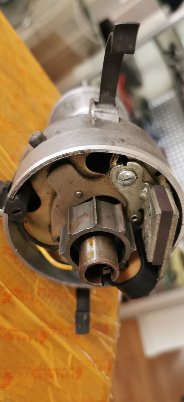 Chrysler Tutti pezzi di ricambio auto: Mopar Zündverteiler RB Block – Usato da huenenberg venduto da Suizofelize 1