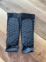Protège tibia noir à alvéoles 
