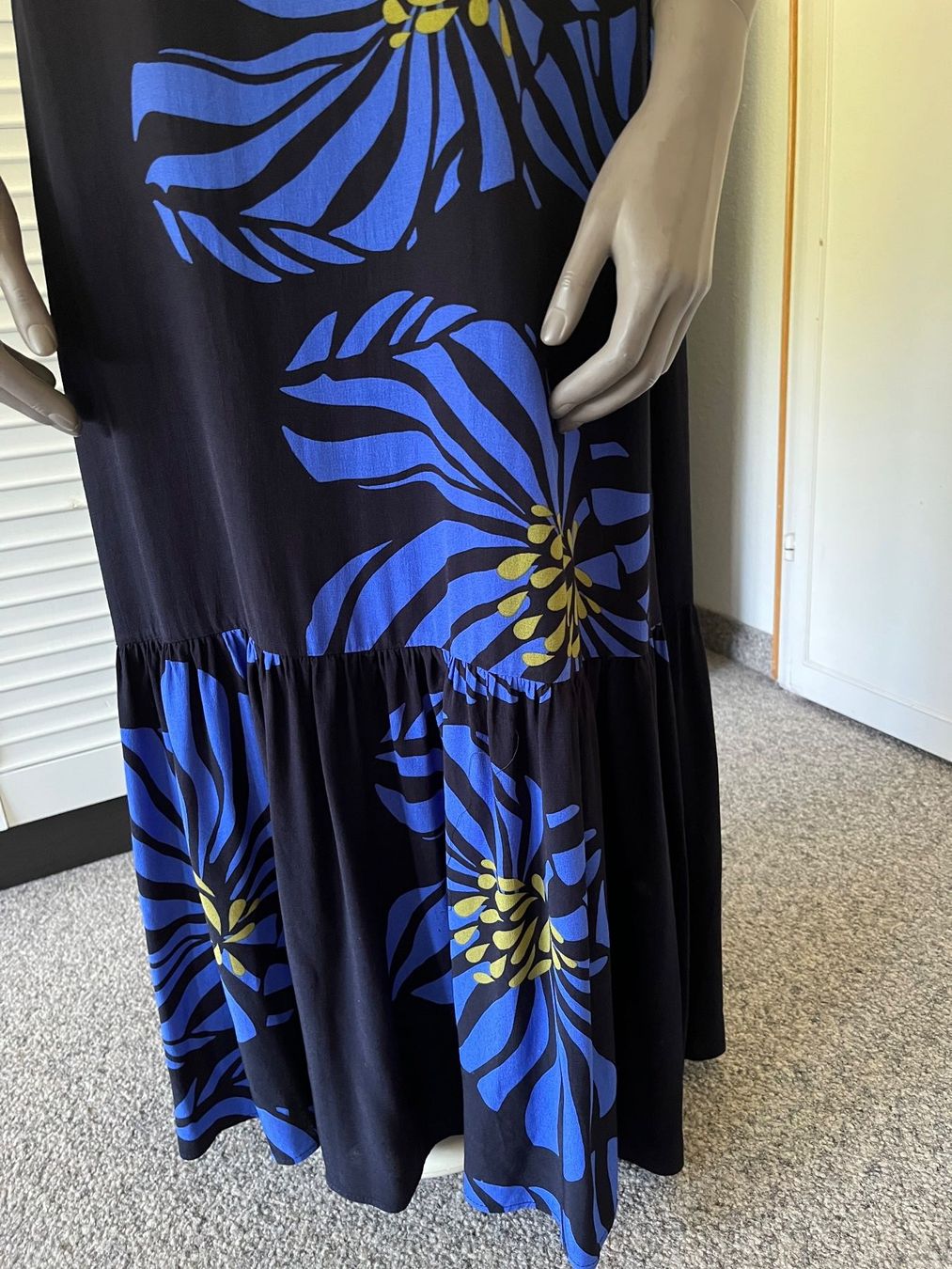 Vestiti: Damen Sommerkleid Maxikleid Blumenmuster schwarz blau Gr.40 – Usato da Adliswil venduto da eri.40 2