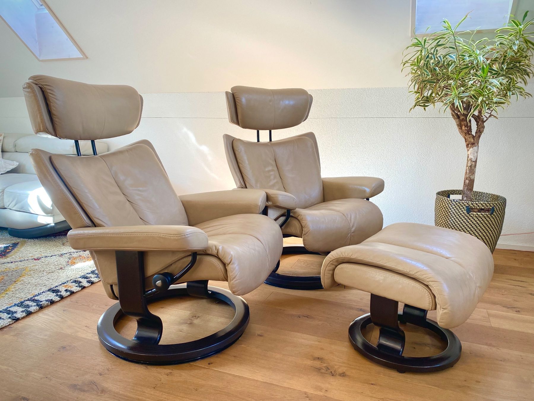Stressless Poltrone: 2 Stressless® Magic Relax Sessel Beige Größe M mit 1 Hocker – Usato da Rorbas venduto da Samayo_ 1
