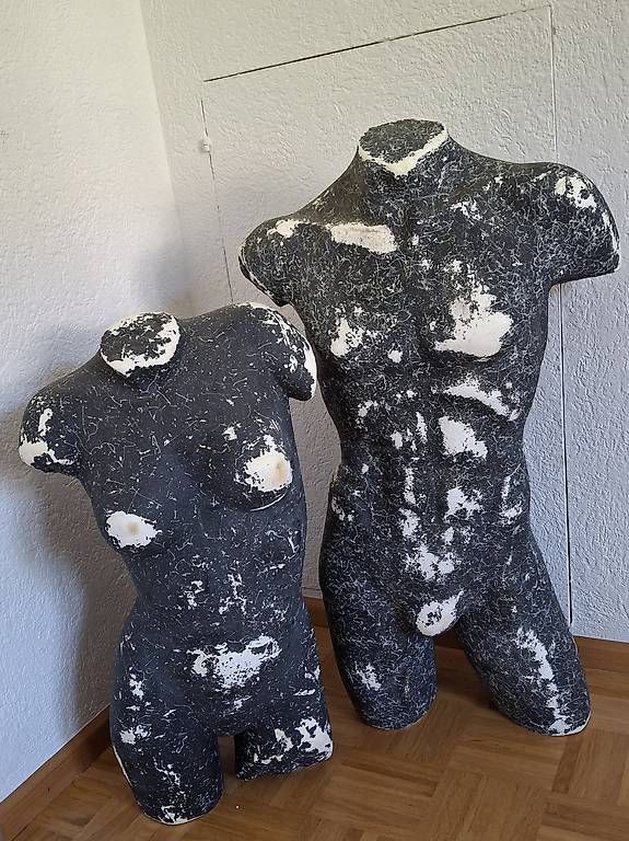 Statuette: Thorso Mann und Frau aus Styropor – Usato da Sissach venduto da tigibloch99