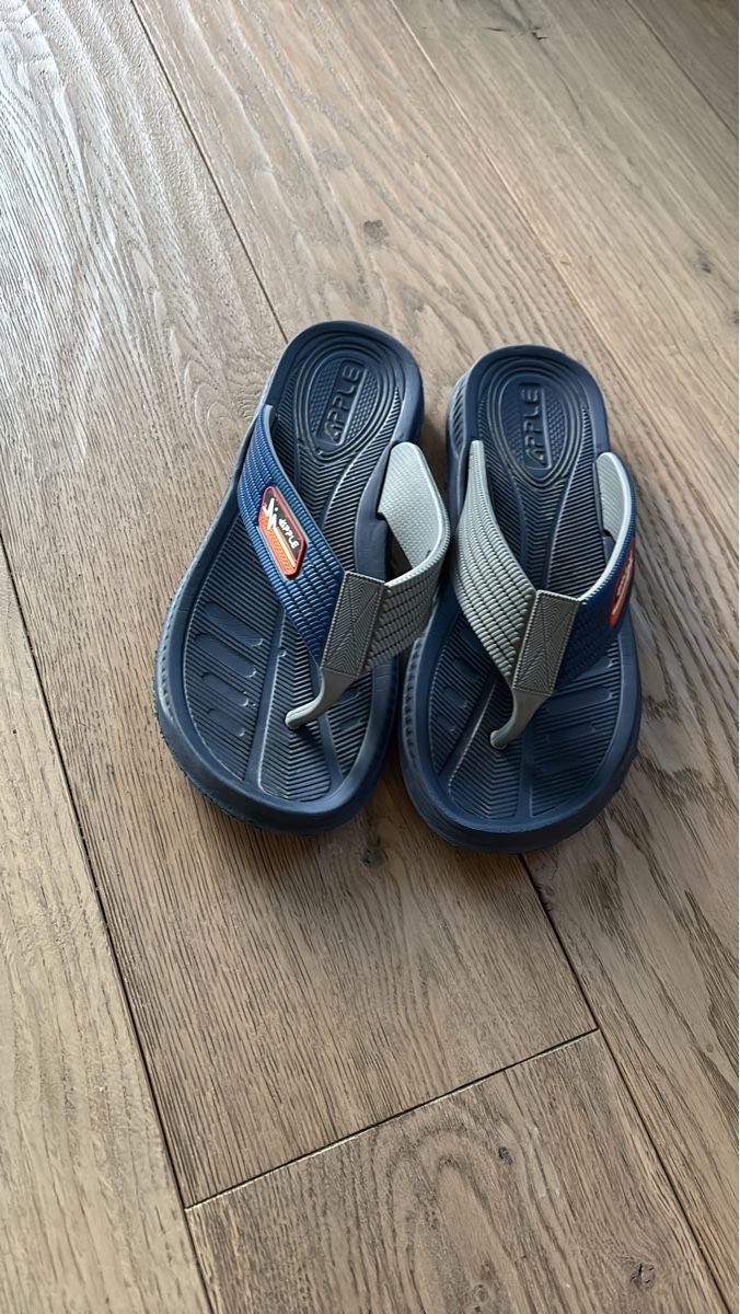 Damenschuhe: Flip Flops Marke Apple Grösse 38/   Euro5  dunkelblau – Gebraucht aus Appenzell von babet01