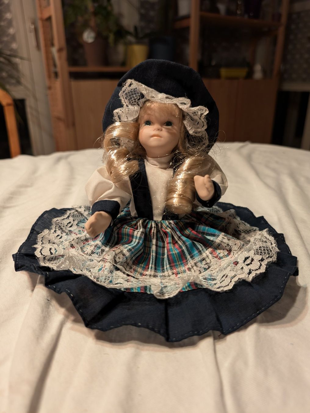 Bambole: Puppe blaues Kleid – Usato da Dietwil venduto da Swissgirl2012