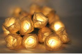 Lichterkette mit weißen Rosen – Handarbeit aus Thailand