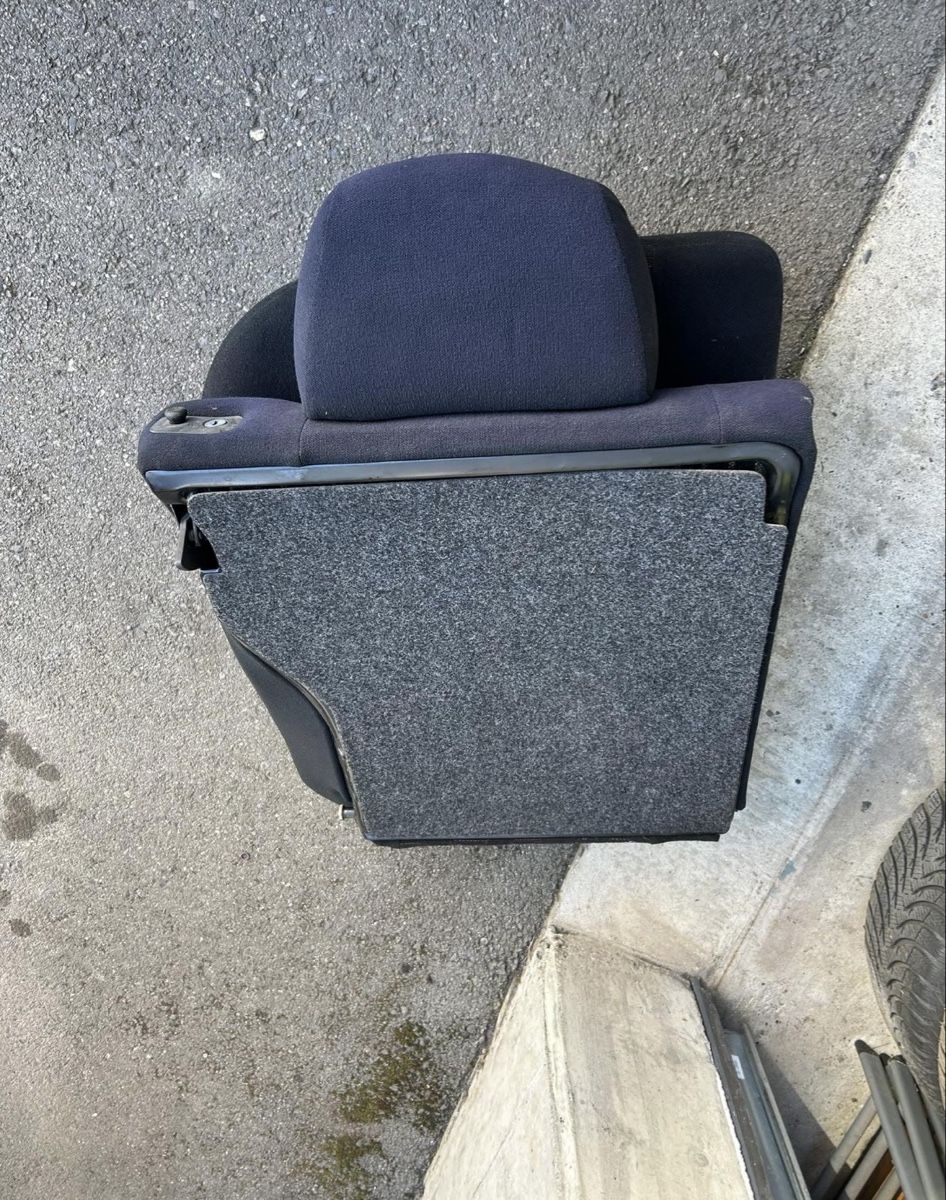 Volkswagen Tutti pezzi di ricambio auto: Banquette arrière VW vento – Difettoso da Muraz (Collombey) venduto da Wolfdog1978 4