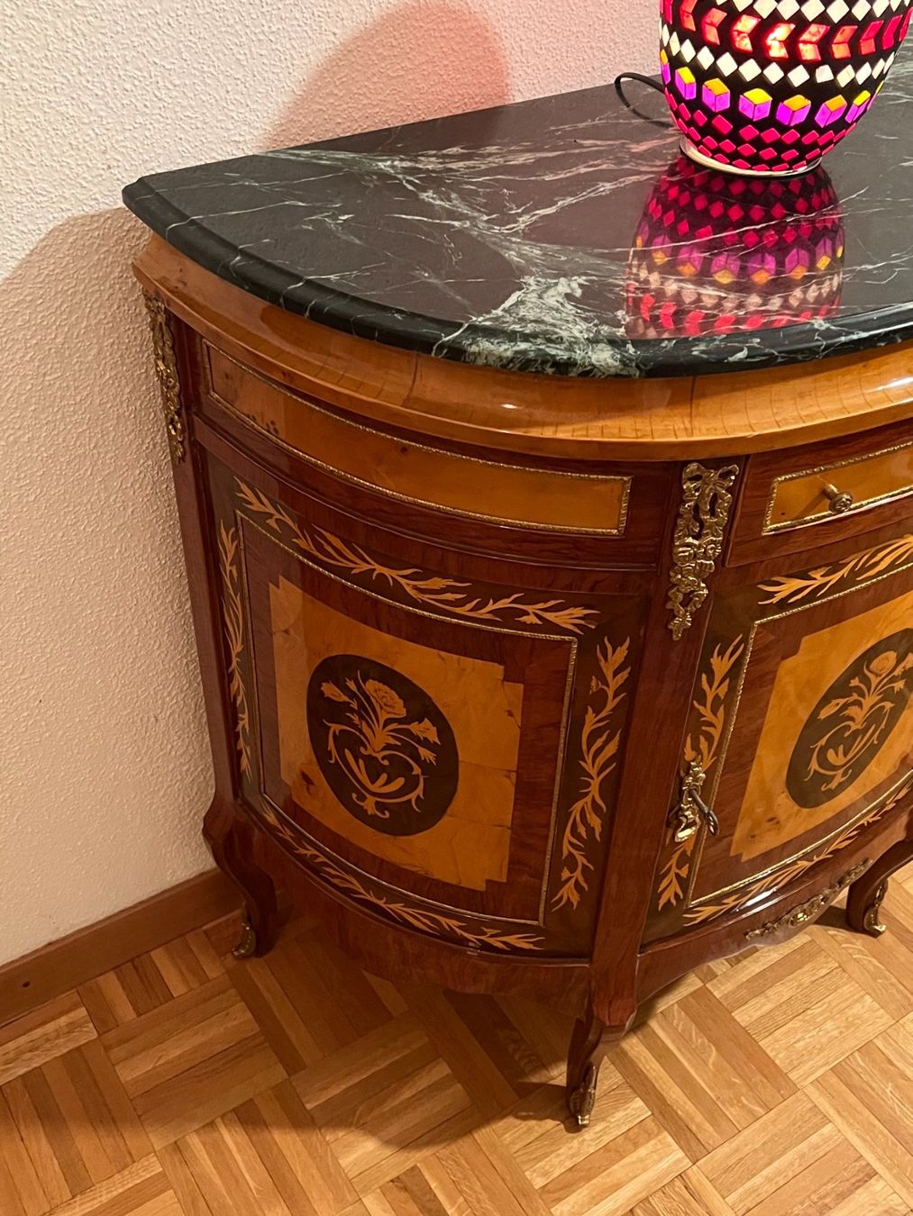 Cassettiere: Meuble d?appui en forme demi lune , avec marbre , – Usato da geneve venduto da louisart 6
