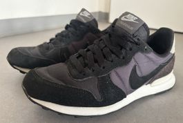Nike Internationalist Sneaker Schwarz/Violett – Gr. 35,5