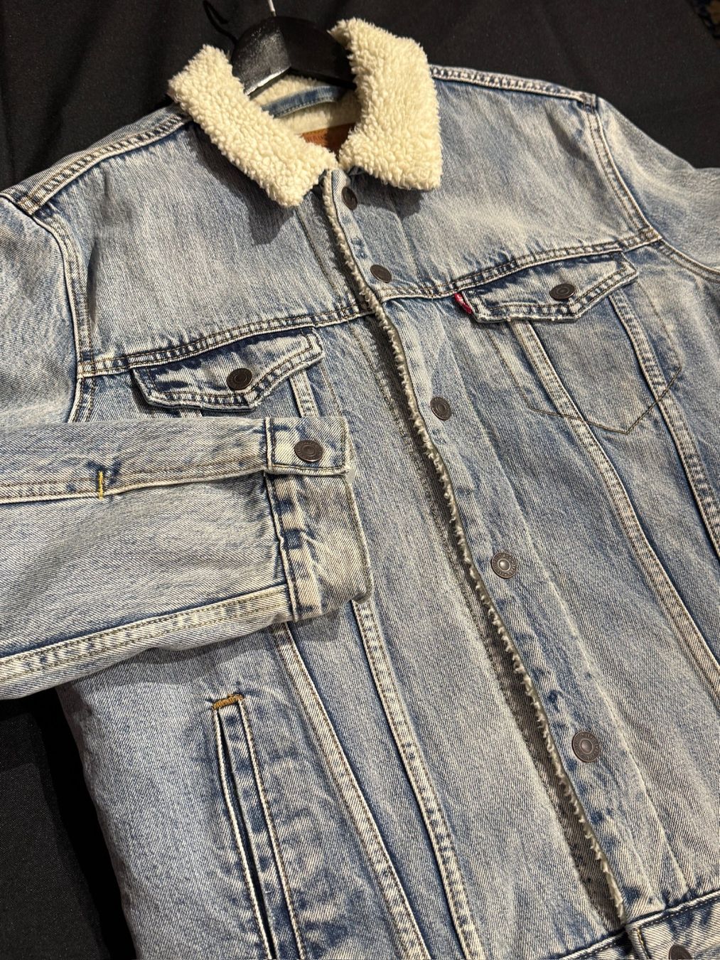 Levi's Giacche: LEVI'S SHERPA LIGHT BLUE DENIM JACKET SZ: M – Usato da Cortaillod venduto da Stay_Alive_vintage 4