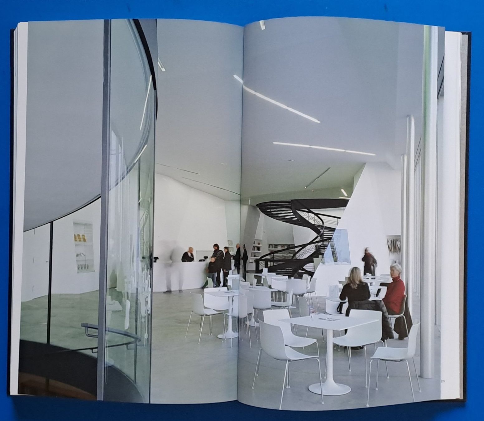 Libri: EIN KUNST HAUS - AARAU - mit dem E-Bau v. Herzog De Meuron – Usato da Zürich venduto da archiphil 8