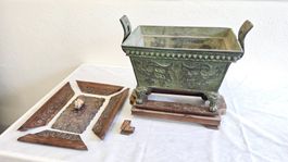 Antique vase rituel forme Fangding en bronze, bois et jade