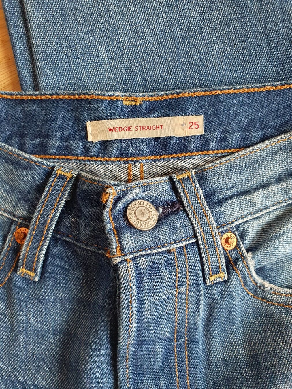 Levi's Jeans: Levis Wedgie Straight – Nuovo (secondo la descrizione) da Zürich venduto da nadiialivia 1