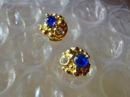 Boucles d'oreilles Gilbert Albert en or, saphir et diamants